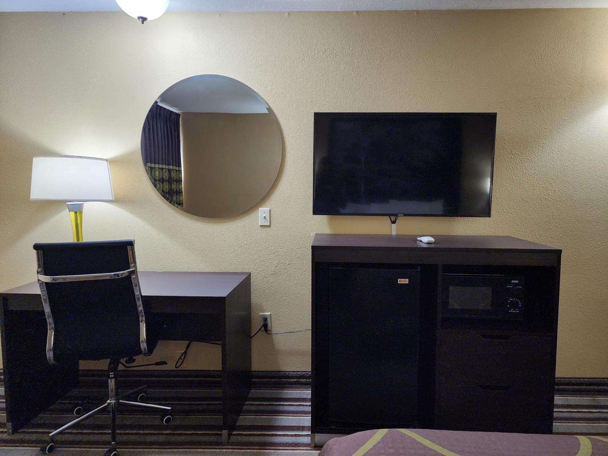 Super 8 By Wyndham Pine Bluff Hotel Exterior photo